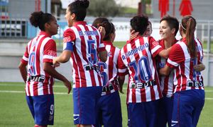 Temporada 2013-2014. Las jugadoras celebran el gol de Claudia