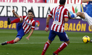 Temporada 2013/2014. Atlético de Madrid - Athletic. Remate de volea de David Villa para abrir el marcador.