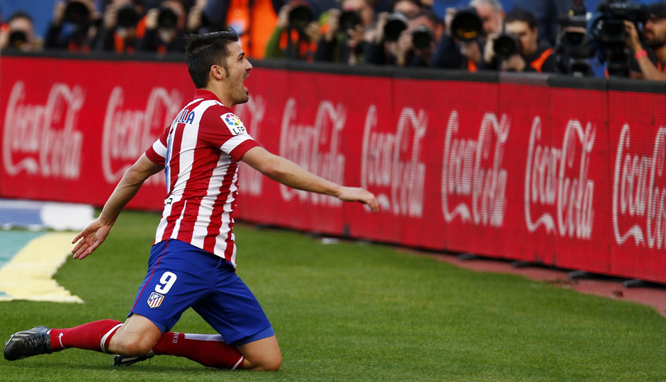 Temporada 2013/ 2014. Atlético de Madrid - Athletic. Villa celebra el gol ante la afición.