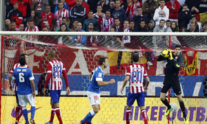 Temporada 20132-2014. Partido Atlético de Madrid- Bilbao, Courtois atrapando un balón