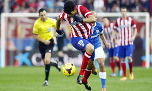 Temporada 20132-2014. Partido Atlético de Madrid- Bilbao, Costa controlando un balón