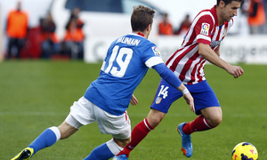 Temporada 20132-2014. Partido Atlético de Madrid- Bilbao, Gabi regateando a un rival