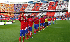 Temporada 20132-2014. Partido Atlético de Madrid- Bilbao, titulares con tifo de fondo