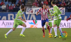 Temporada 2013/2014. Atlético de Madrid - Getafe. Filipe Luis conduciendo entre jugadores rivales