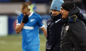 Cristian Rodríguez es felicitado por el segundo técnico del Zenit por su reciente paternidad