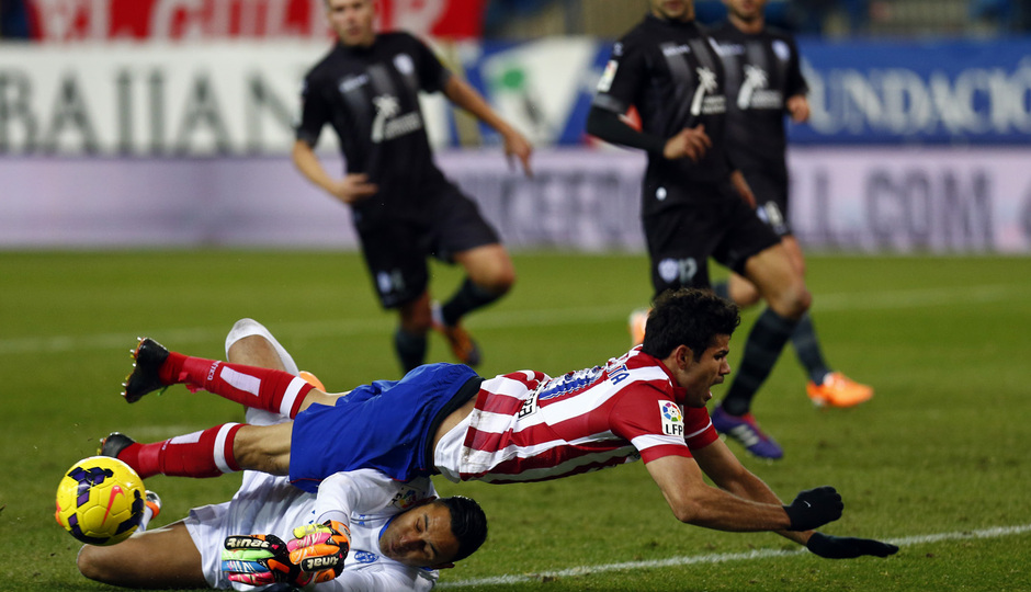 temporada 13/14. Partido Atlético de Madrid- Levante. Diego Costa cae ante el portero
