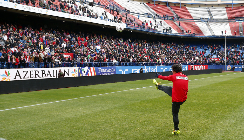 temporada 13/14. Equipo entrenando en el Calderón. Óliver lanzando un balón a la afición