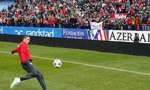 temporada 13/14. Equipo entrenando en el Calderón. Giménez lanzando un balón a la afición