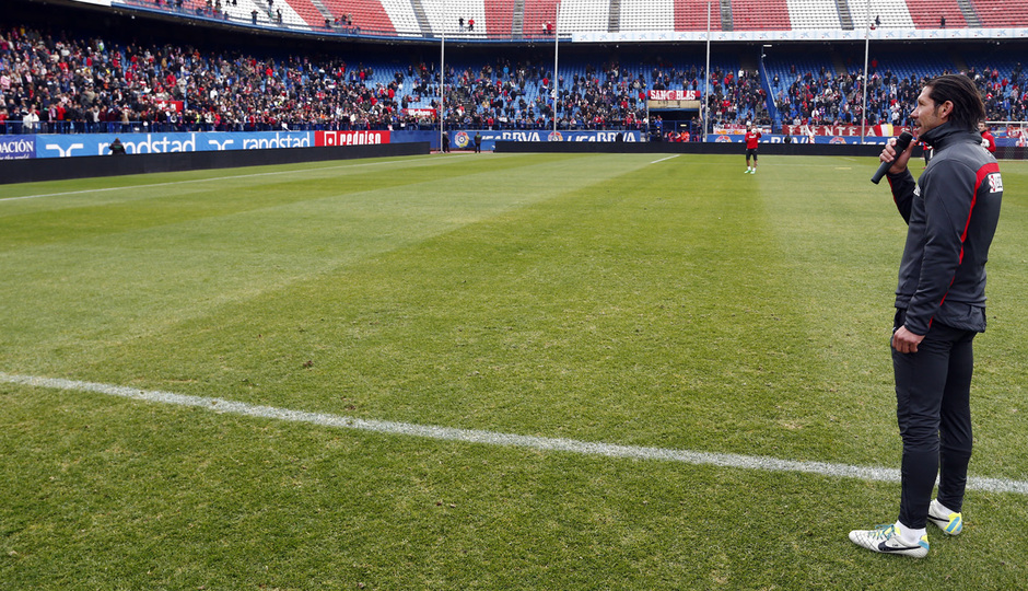 temporada 13/14. Equipo entrenando en el Calderón. Simeone dirigiendo unas palabras a la afición