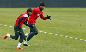 temporada 13/14. Equipo entrenando en el Calderón. Villa y Diego Costa corriendo durante el entrenamiento