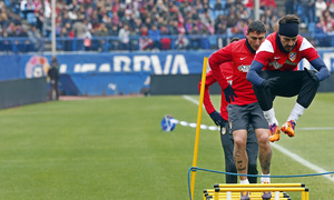 temporada 13/14. Equipo entrenando en el Calderón.  Villa saltando durante el entrenamiento