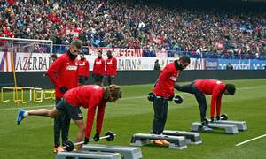 temporada 13/14. Equipo entrenando en el Calderón.  Jugadores realizando ejercicios físicos durante el entrenamiento