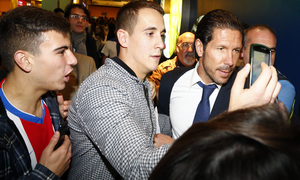 Los aficionados abrazan a Simeone a su llegada a Málaga