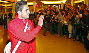 Koke saluda a los aficionados congregados a la llegada a Málaga