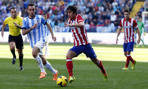 Temporada 13/14 Liga BBVA Málaga - Atlético de Madrid. Óliver conduce el balón.
