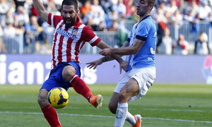 Temporada 13/14 Liga BBVA Málaga - Atlético de Madrid. Control de balón de Arda Turan.
