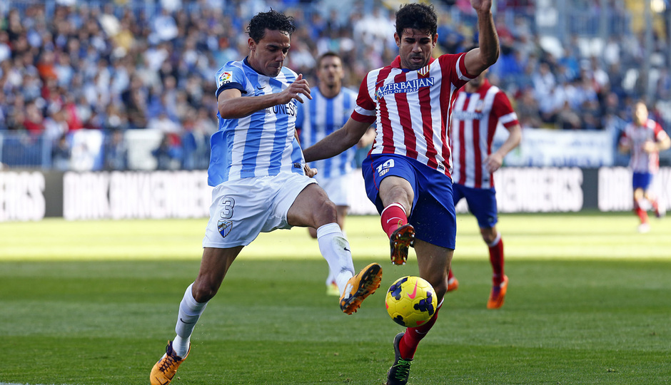 Temporada 13/14 Liga BBVA Málaga - Atlético de Madrid. Diego Costa pelea un balón.