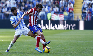 Temporada 13/14 Liga BBVA Málaga - Atlético de Madrid. Filipe Luis protege el balón en banda.