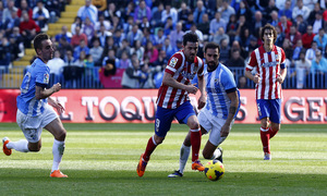 Temporada 13/14 Liga BBVA Málaga - Atlético de Madrid. David Villa se lleva el balón entre dos rivales.