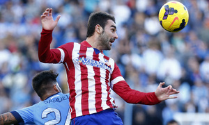 Temporada 13/14 Liga BBVA Málaga - Atlético de Madrid. Adrián cabecea un balón.