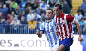Temporada 13/14 Liga BBVA Málaga - Atlético de Madrid. Godín conduce el balón.