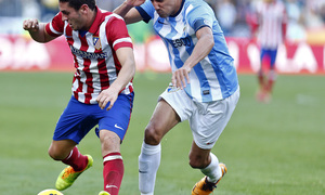 Temporada 13/14 Liga BBVA Málaga - Atlético de Madrid. Koke protege el balón ante Weligton.