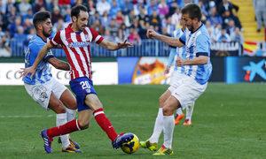 Temporada 13/14 Liga BBVA Málaga - Atlético de Madrid. Juanfran, entre dos rivales.