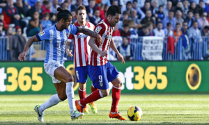 Temporada 13/14 Liga BBVA Málaga - Atlético de Madrid. David Villa protege el balón.