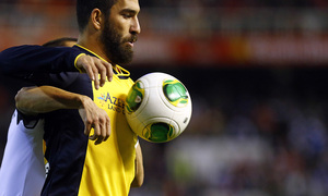 Temporada 13/14 Copa del Rey. Valencia - Atlético de Madrid. Arda Turan protege el balón con el cuerpo.