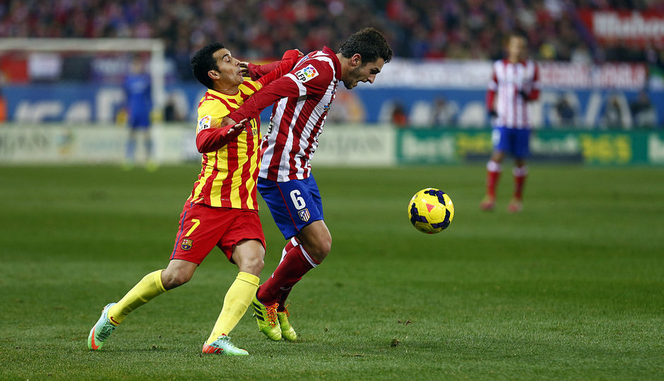 Temporada 13/14 Liga BBVA. Atlético de Madrid - Barcelona. Koke protege el balón ante Pedro.