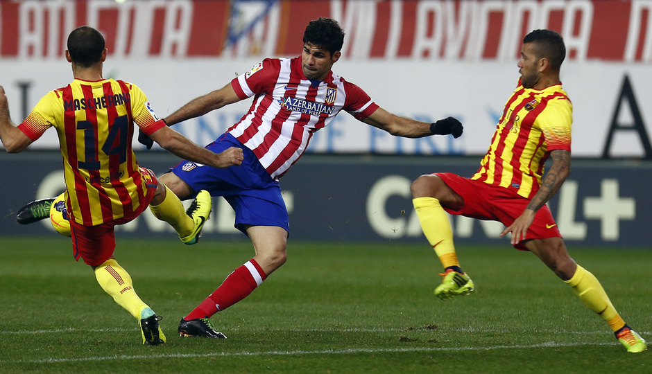 Temporada 13/14 Liga BBVA Atlético de Madrid - Barcelona. Diego Costa remata el balón.