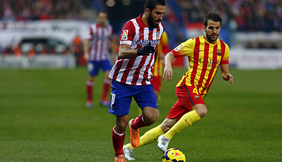 Temporada 13/14 Liga BBVA Atlético de Madrid - Barcelona. Arda Turan conduce el balón.