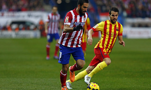 Temporada 13/14 Liga BBVA Atlético de Madrid - Barcelona. Arda Turan conduce el balón.