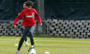 temporada 13/14. Entrenamiento en la Ciudad deportiva de Majadahonda. Tiago con el balón durante el entrenamiento