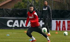 temporada 13/14. Entrenamiento en la Ciudad deportiva de Majadahonda. Villa controlando un balón durante el entrenamiento
