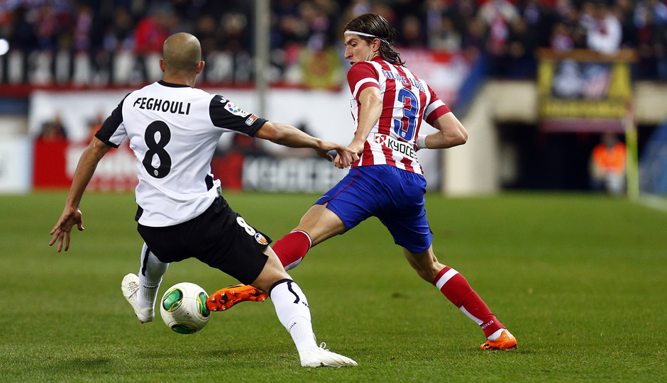 Temporada 13/14 Copa del Rey. Atlético de Madrid - Valencia. Filipe Luis disputa un balón a Feghouli.