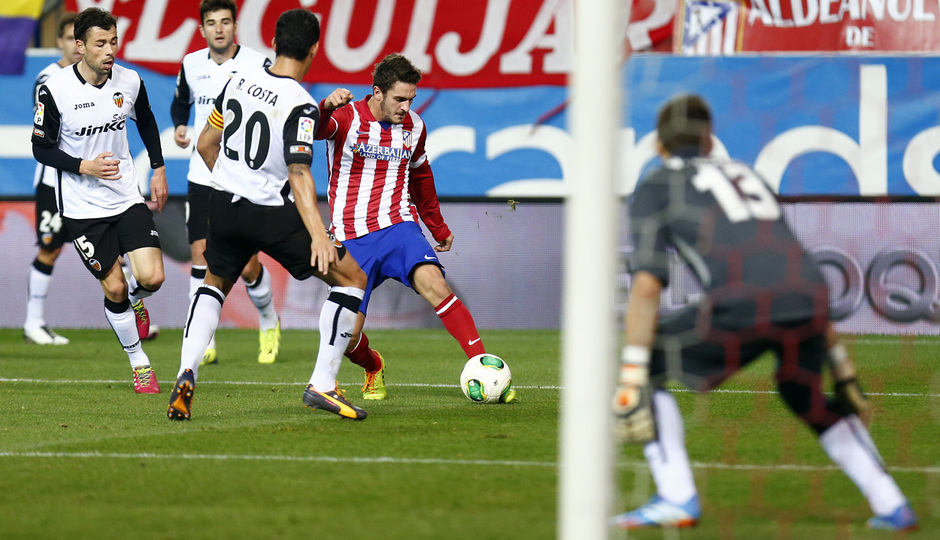 temporada 13/14. Partido Atlético de Madrid - Valencia. Copa del Rey. Koke con el balón