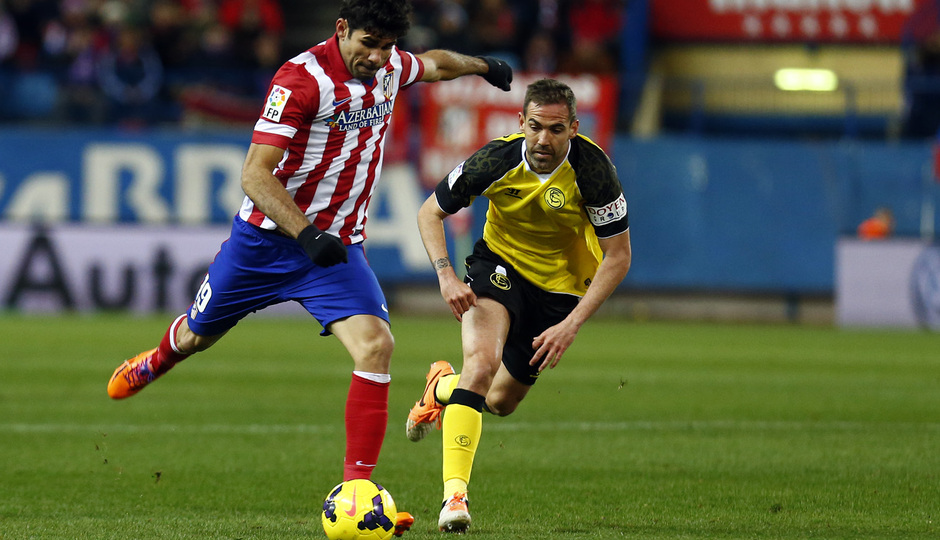 temporada 13/14. Partido Atlético de Madrid Sevilla. Costa se lleva el balón ante un rival