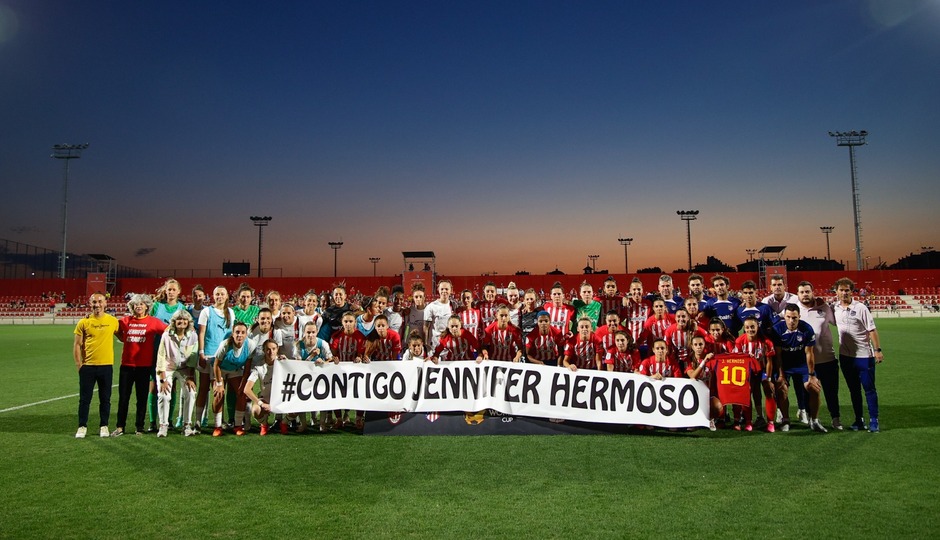 Temp. 23-24 | The Women's Cup | Atlético de Madrid Femenino - AC Milan | Pancarta Jenni Hermoso
