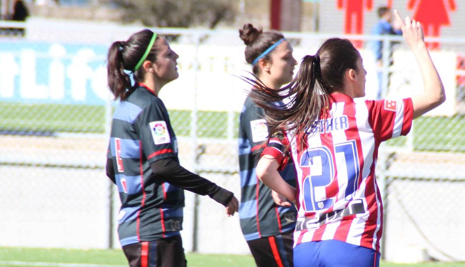 Temporada 2013-2014. Esther señala el cielo tras marcar el 2-0