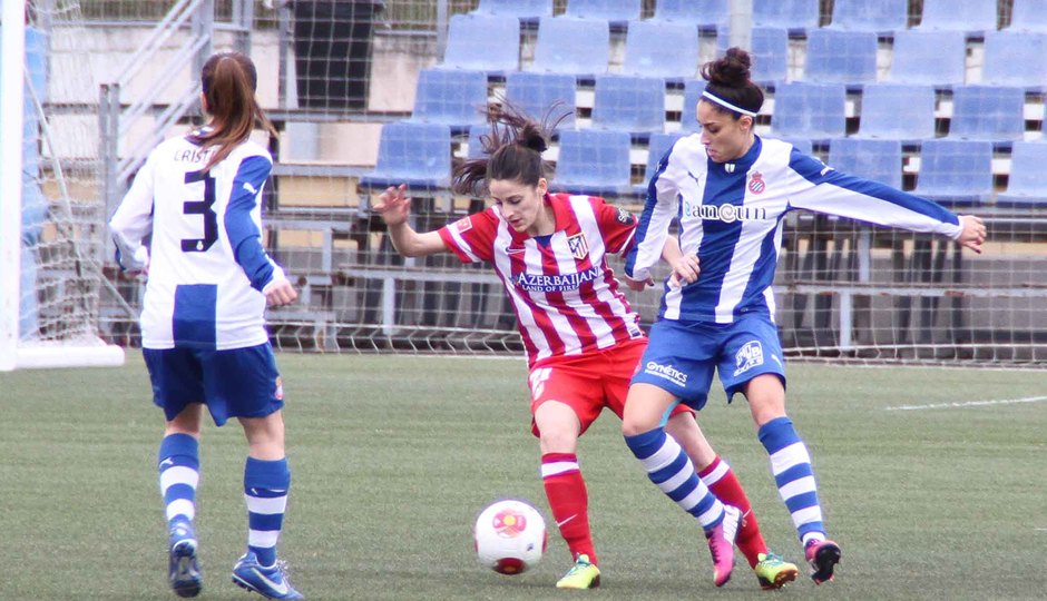 Temporada 2013-2014. Esther intenta un regate ante Debora del Espanyol