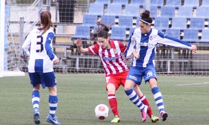 Temporada 2013-2014. Esther intenta un regate ante Debora del Espanyol