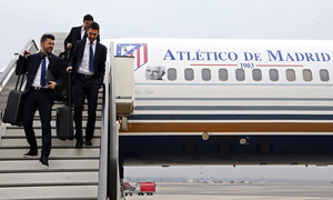 temporada 13/14. Llegada a Milan. Villa y Adrián bajando del avión