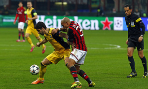 TEMPORADA 2013/14. Champions League. Milan-Atlético. Raúl García lucha contra De Jong