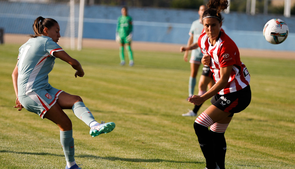 Fiamma Benítez lanza a portería ante la oposición de una jugadora rival