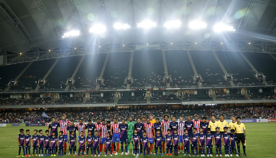 Formación de los dos equipos antes del inicio del choque