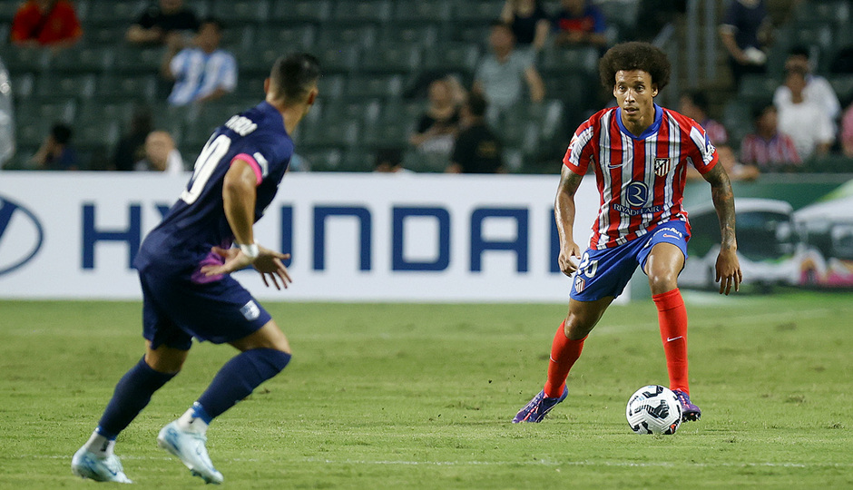 Witsel se dispone a dar un pase ante un rival