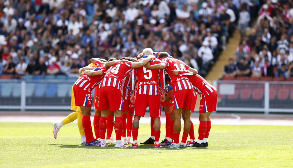 El equipo hace la piña antes de iniciar el partido ante la Juventus