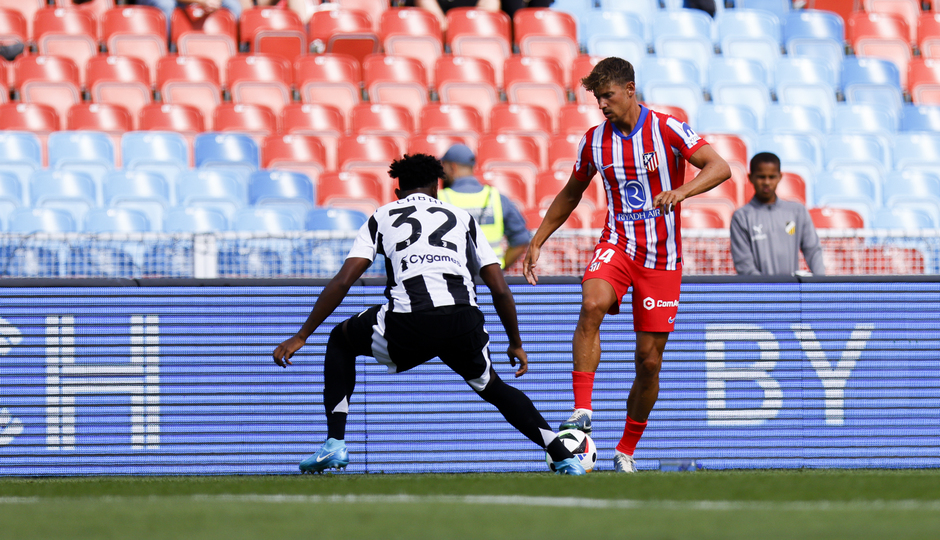 Marcos Llorente  se enfrenta a Cabal en el partido