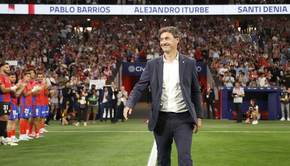 Nuestro ex jugador Santi Denia, seleccionador olímpico, fue homenajeado por la afición por el oro conquistado en París